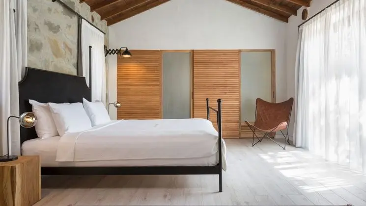The White Suite Room