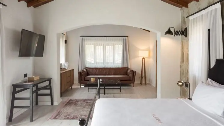 The White Suite Room