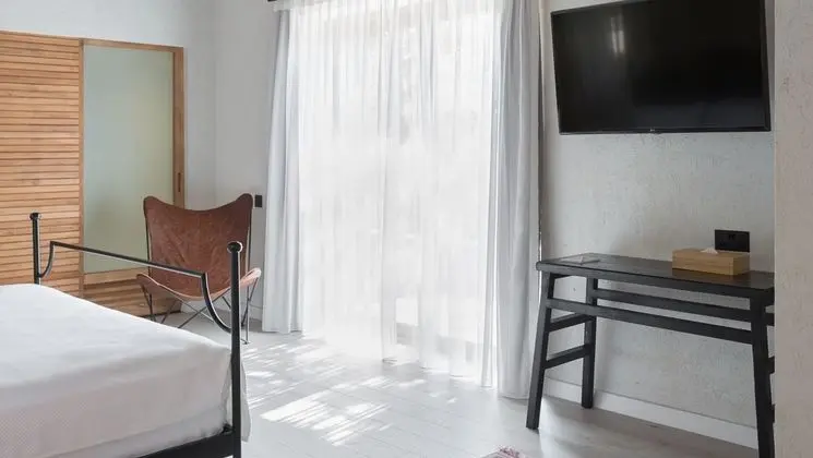 The White Suite Room