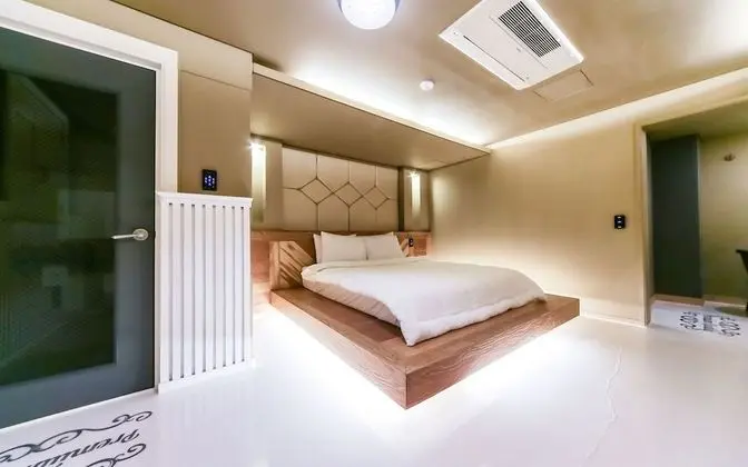 Oda (VIP-1 room 1st week (net Netflix pers)