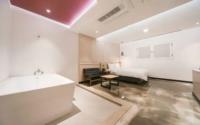 Oda (Suite (Drive-In Netflix Available ACE)