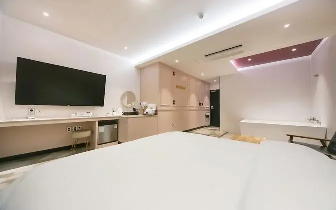 Oda (Suite (Drive-In Netflix Available ACE)