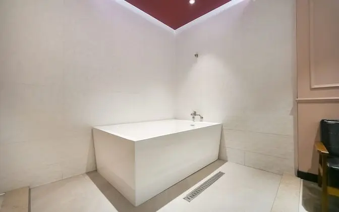 Oda (Suite (Drive-In Netflix Available ACE)