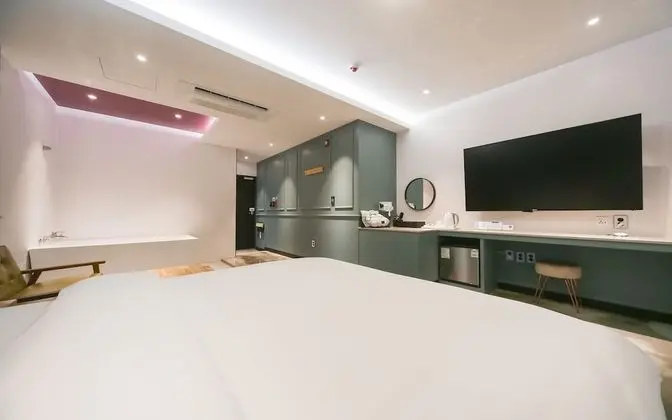 Oda (Suite (Drive-In Netflix Available ACE)