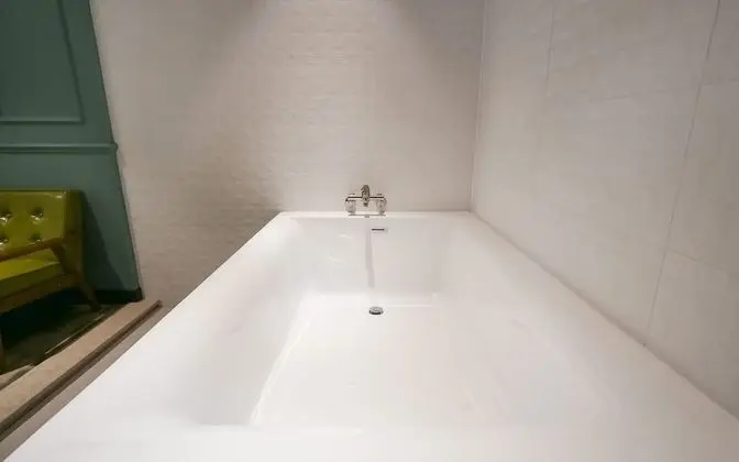 Oda (Suite (Drive-In Netflix Available ACE)