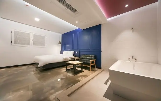 Oda (Suite (Drive-In Netflix Available ACE)