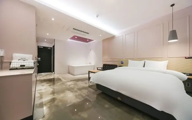 Oda (Suite (Drive-In Netflix Available ACE)