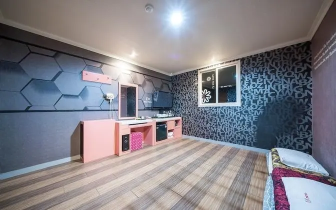 Oda (Ondol room (room cooling good/price v)