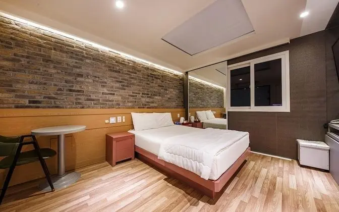 Oda (Standard-drive-in/bath (net-flix-enab)