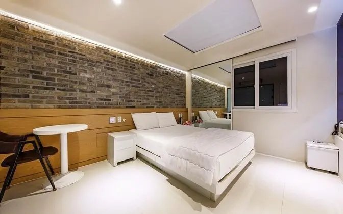 Oda (Standard-drive-in/bath (net-flix-enab)