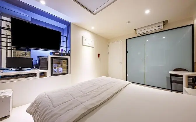 Oda (Standard-drive-in/bath (net-flix-enab)