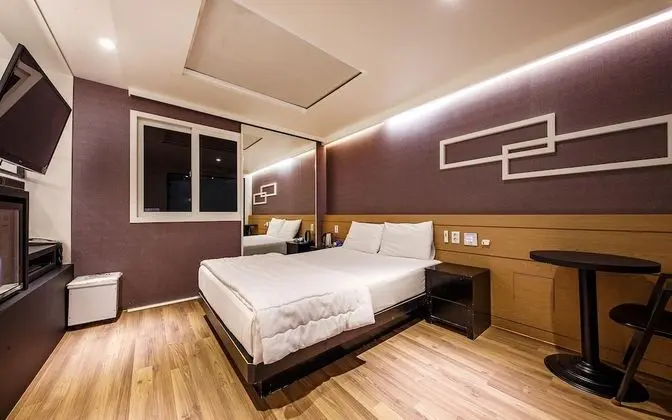 Oda (Standard-drive-in/bath (net-flix-enab)