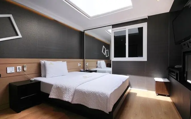 Oda (Standard-drive-in/bath (net-flix-enab)