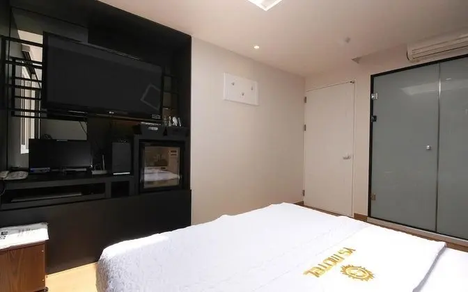 Oda (Standard-drive-in/bath (net-flix-enab)