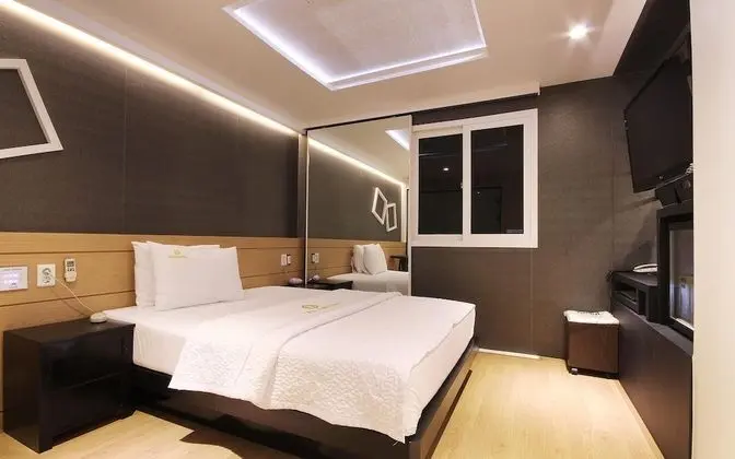 Oda (Standard-drive-in/bath (net-flix-enab)