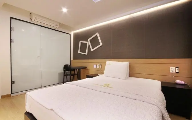 Oda (Standard-drive-in/bath (net-flix-enab)