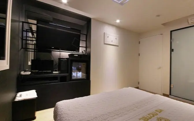 Oda (Standard-drive-in/bath (net-flix-enab)