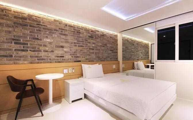 Oda (Standard-drive-in/bath (net-flix-enab)