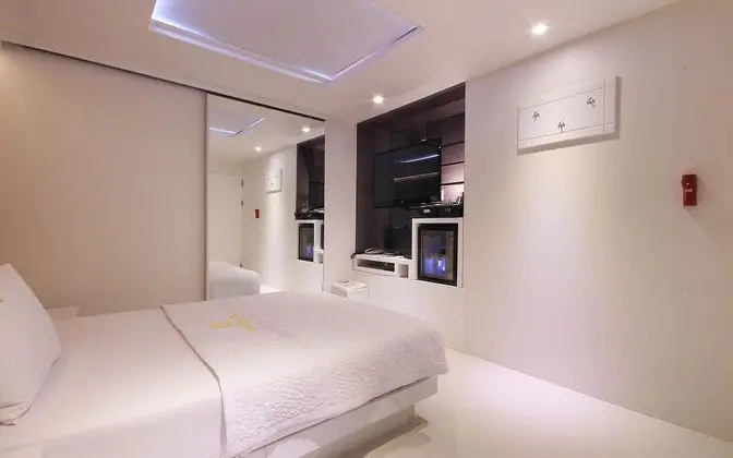 Oda (Standard-drive-in/bath (net-flix-enab)