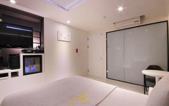 Oda (Standard-drive-in/bath (net-flix-enab)