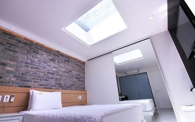 Oda (Standard-drive-in/bath (net-flix-enab)