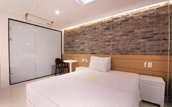 Oda (Standard-drive-in/bath (net-flix-enab)