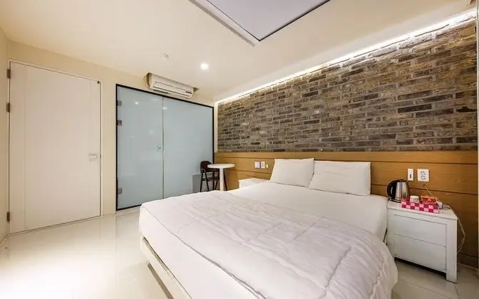 Oda (Standard-drive-in/bath (net-flix-enab)