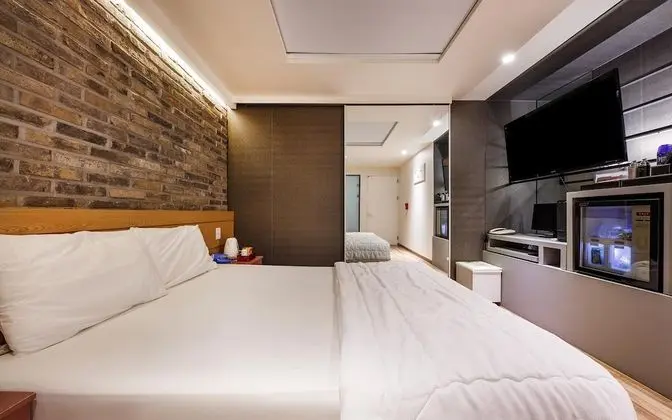 Oda (Standard-drive-in/bath (net-flix-enab)