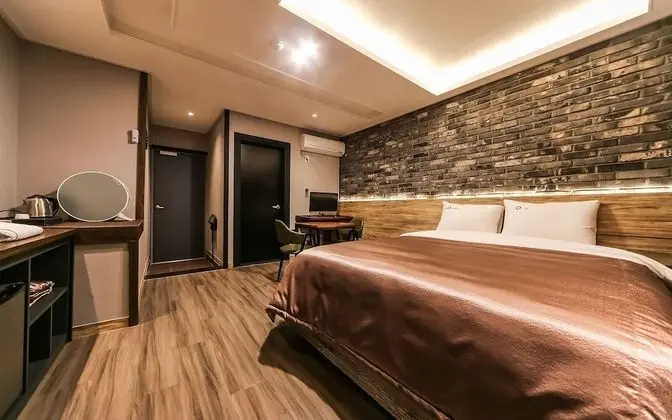 Oda (ROOM A - 1st week of room (Netflix av)