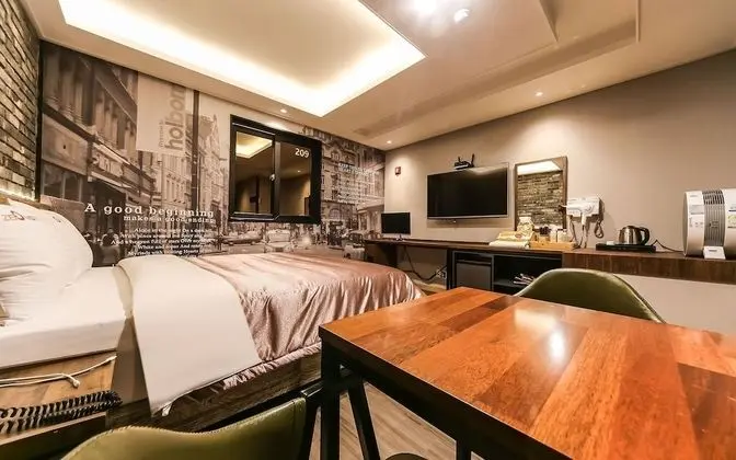 Oda (ROOM A - 1st week of room (Netflix av)