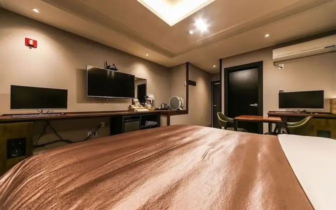 Oda (ROOM A - 1st week of room (Netflix av)