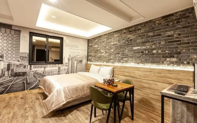 Oda (ROOM A - 1st week of room (Netflix av)