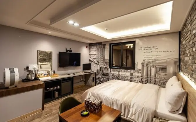 Oda (ROOM A - 1st week of room (Netflix av)