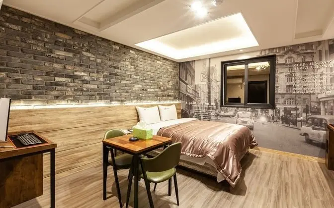 Oda (ROOM A - 1st week of room (Netflix av)