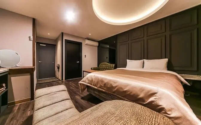 Oda (ROOM C - 1st week of room (Netflix av)