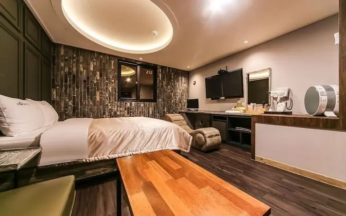 Oda (ROOM C - 1st week of room (Netflix av)