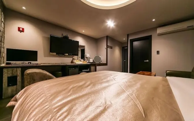 Oda (ROOM C - 1st week of room (Netflix av)