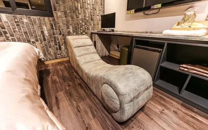 Oda (ROOM C - 1st week of room (Netflix av)