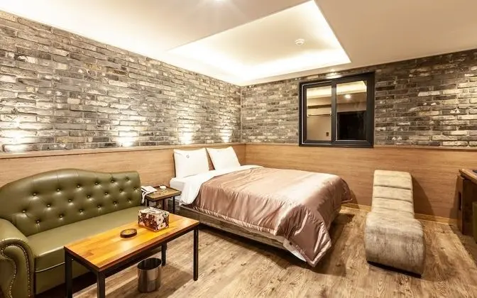 Oda (ROOM C - 1st week of room (Netflix av)