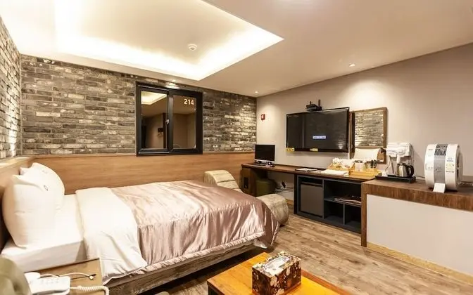 Oda (ROOM C - 1st week of room (Netflix av)