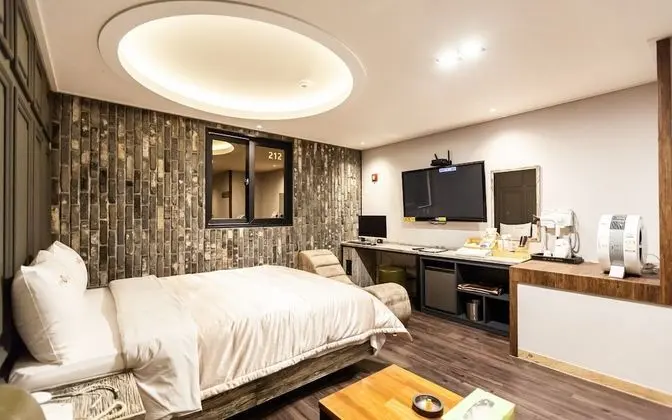 Oda (ROOM C - 1st week of room (Netflix av)