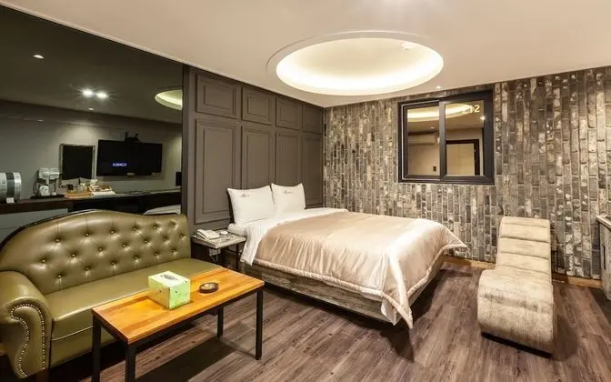 Oda (ROOM C - 1st week of room (Netflix av)