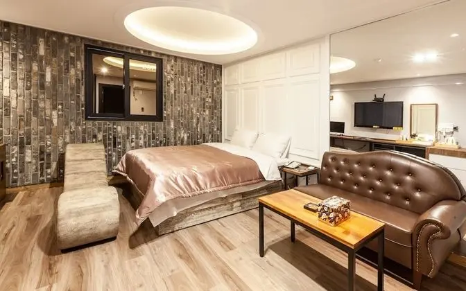 Oda (ROOM C - 1st week of room (Netflix av)