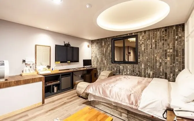 Oda (ROOM C - 1st week of room (Netflix av)