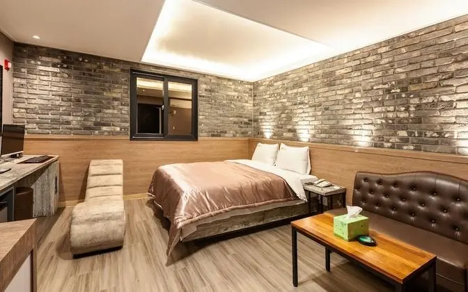 Oda (ROOM C - 1st week of room (Netflix av)