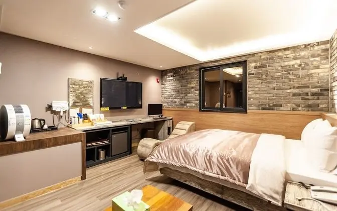 Oda (ROOM C - 1st week of room (Netflix av)