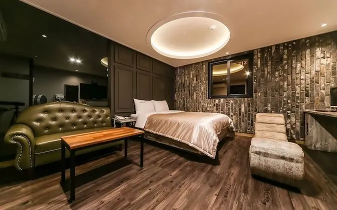 Oda (ROOM C - 1st week of room (Netflix av)