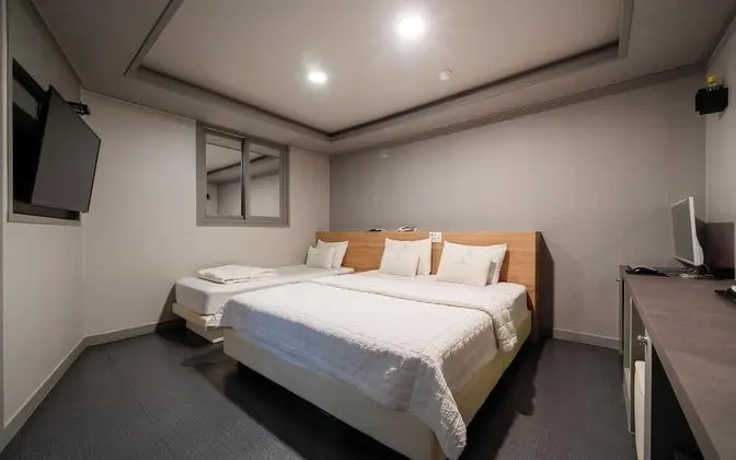 Oda (Twin (Free Netflix viewing/Business P)