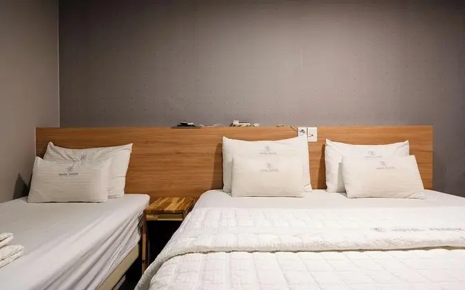 Oda (Twin (Free Netflix viewing/Business P)