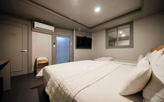 Oda (Twin (Free Netflix viewing/Business P)